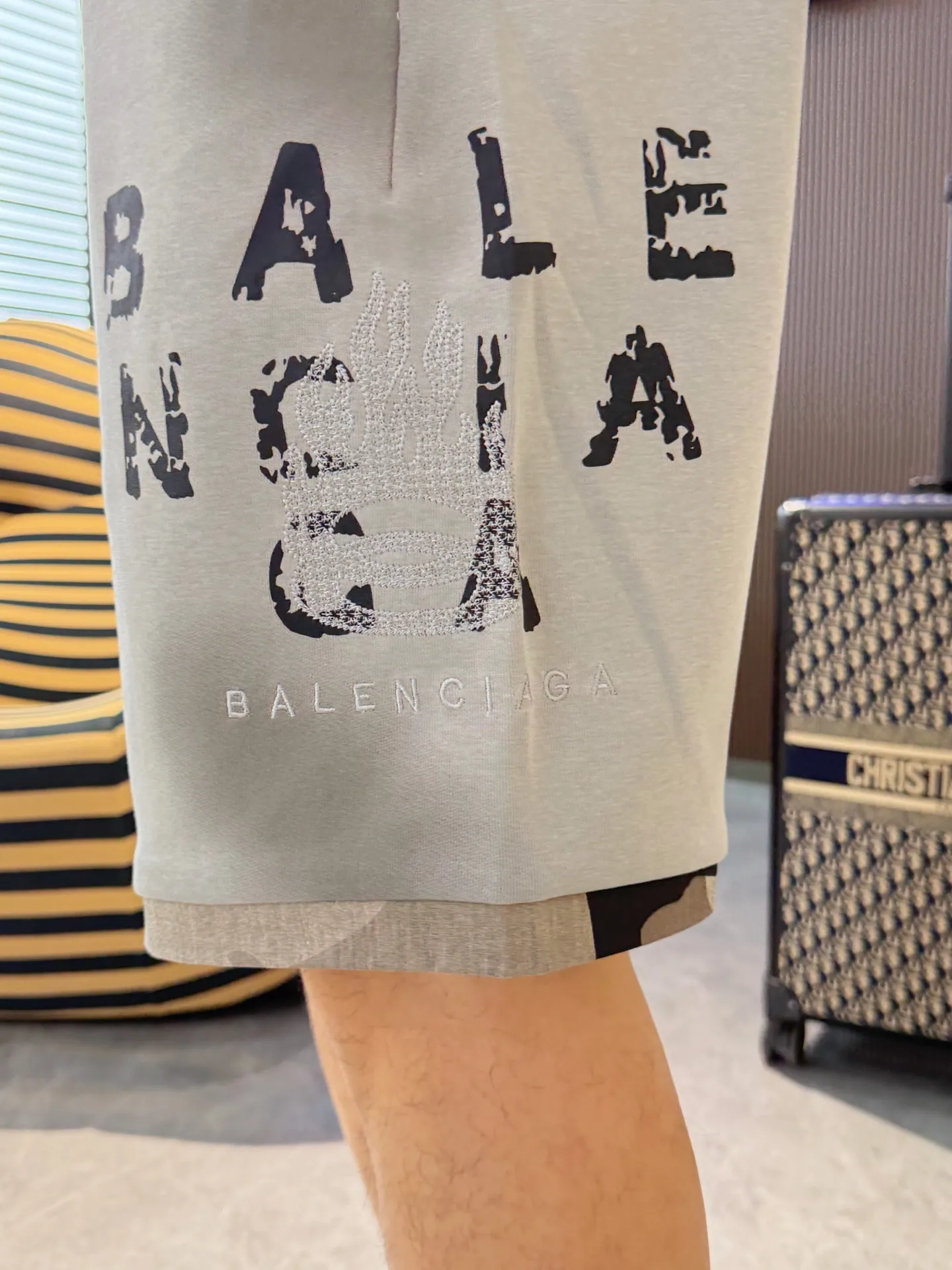 Balenciaga's three-standard complete 2026 summer New Arrival men's casual shorts, advanced custom-made Breathable fabric, Breathable fabric, extremely stretchy and comfortable, impeccable details, top-grade accessories, original logo design concept, delicate and soft feel! The upper body fit is awesome! Size: M-XXXL Please state your height and weight when ordering